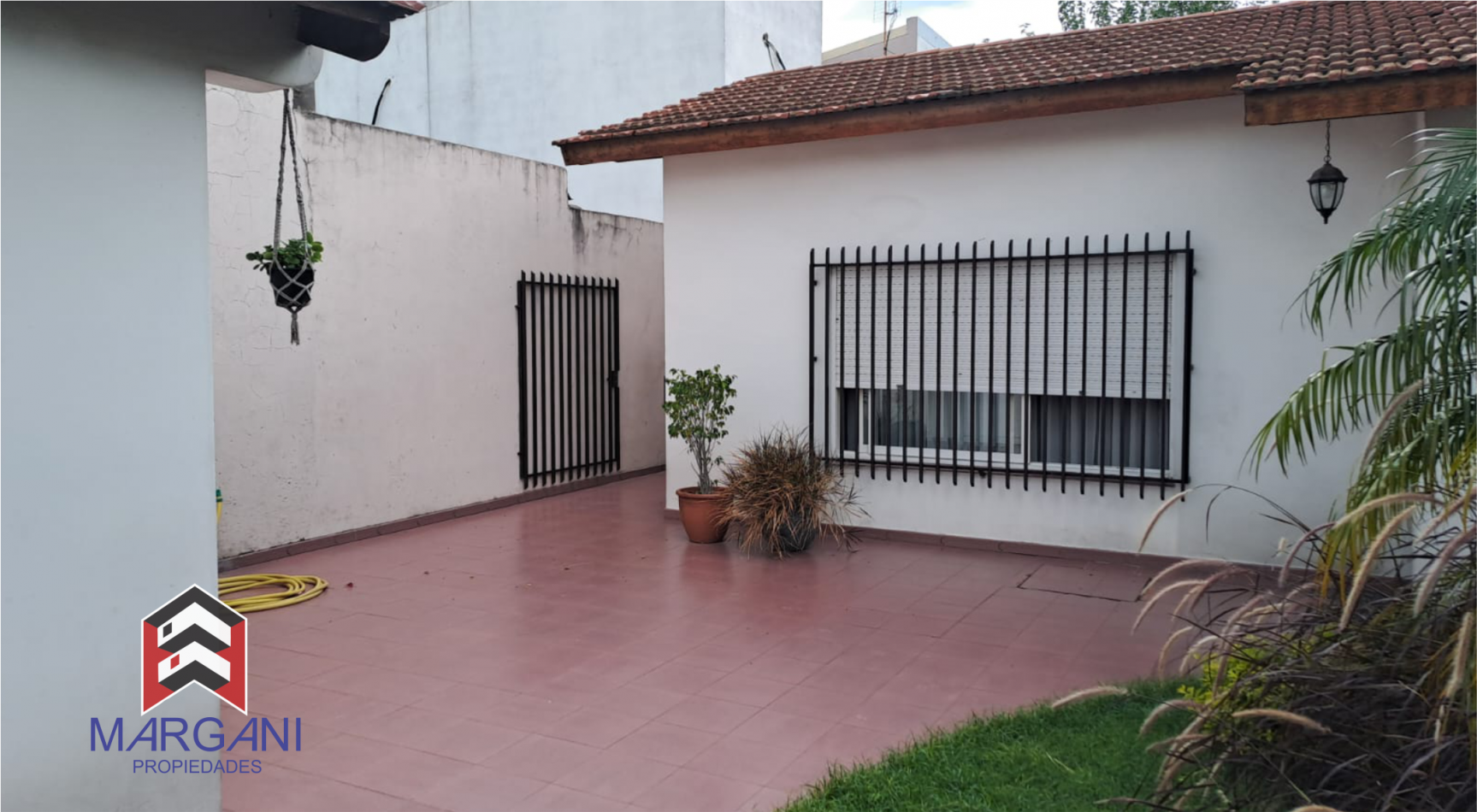 Excelente Casa 4AMB c/ Cochera cub. 3 autos + Jardin