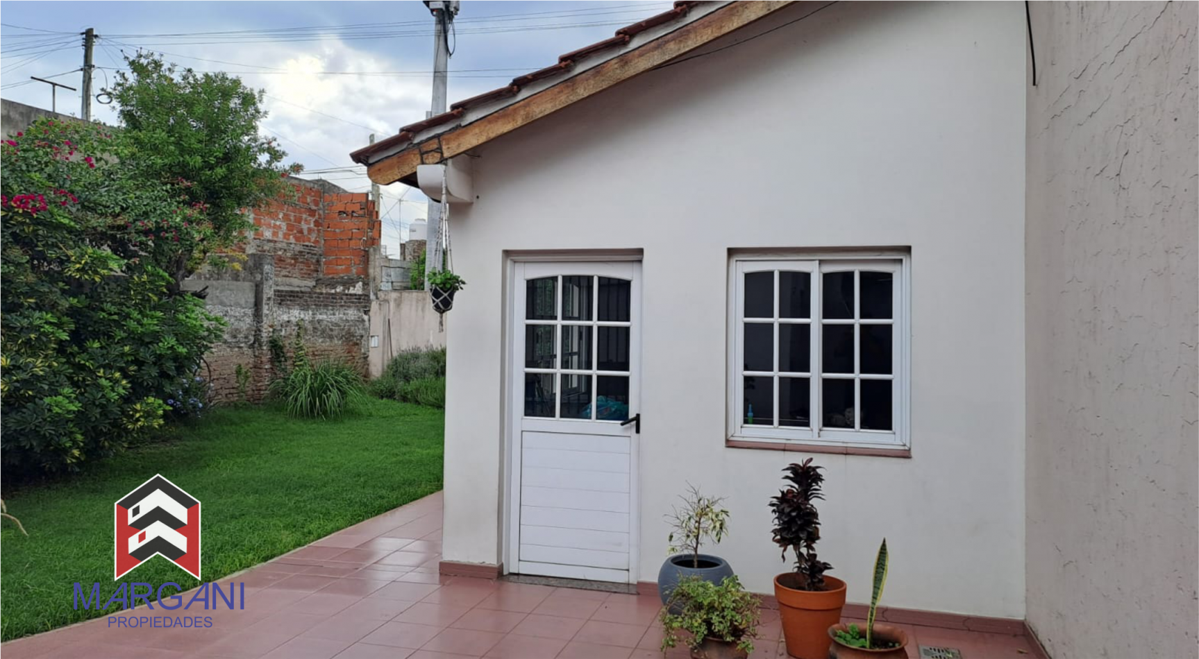 Excelente Casa 4AMB c/ Cochera cub. 3 autos + Jardin